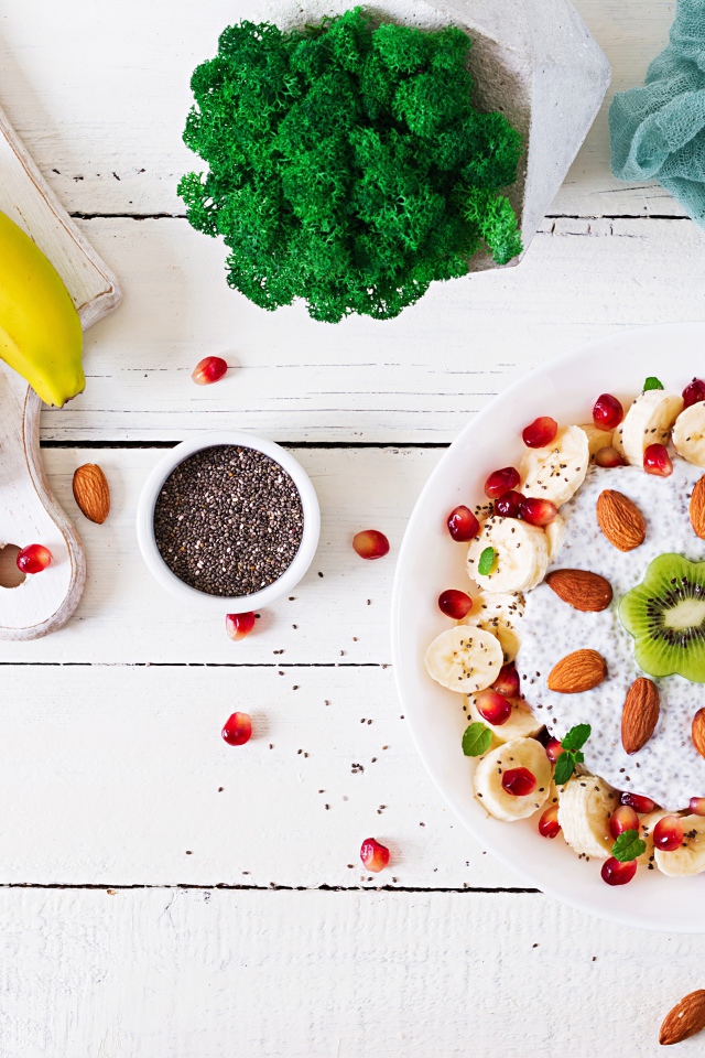 Десерт с бананами, гранатом и миндальными орехами