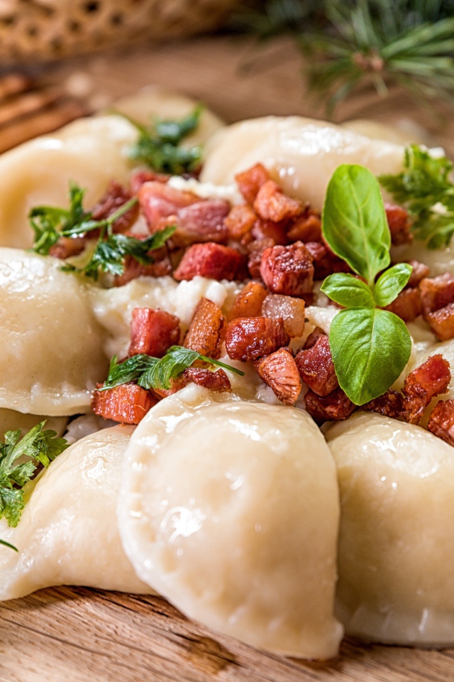 Вареники на доске с выжарками 