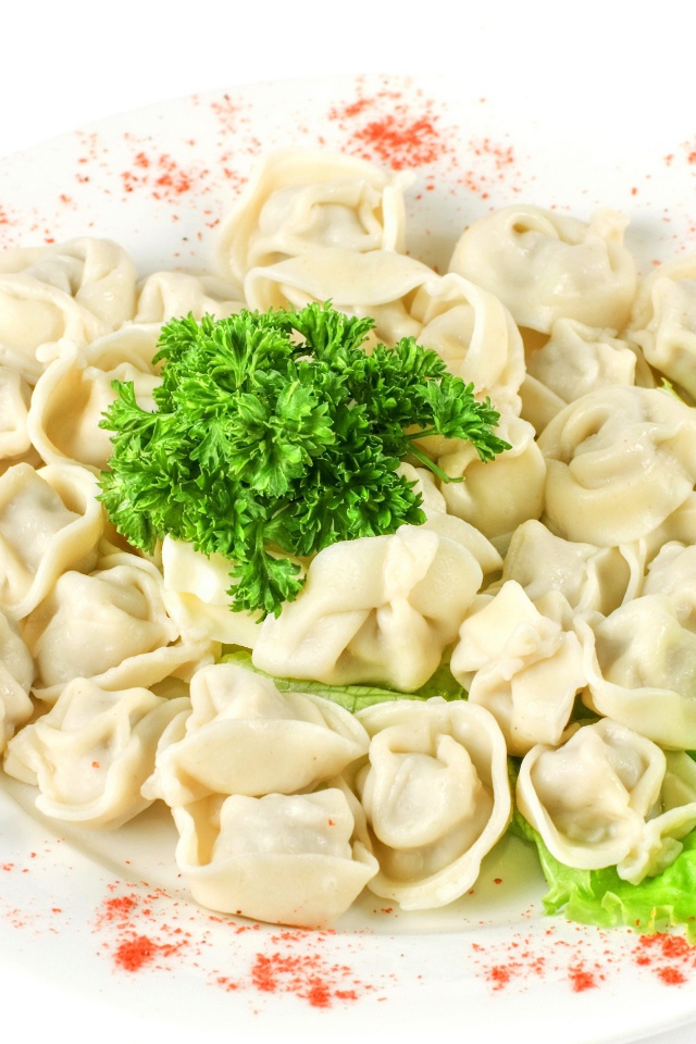 Пельмени с петрушкой и листьями салата на телке с красным перцем 