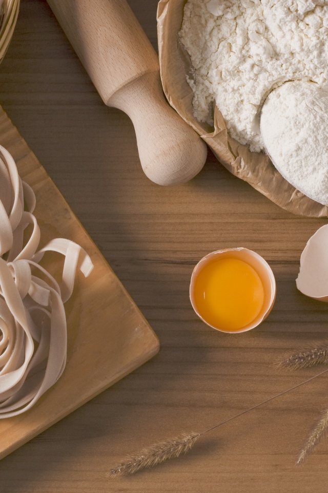 Яйца и мука для домашней лапши 