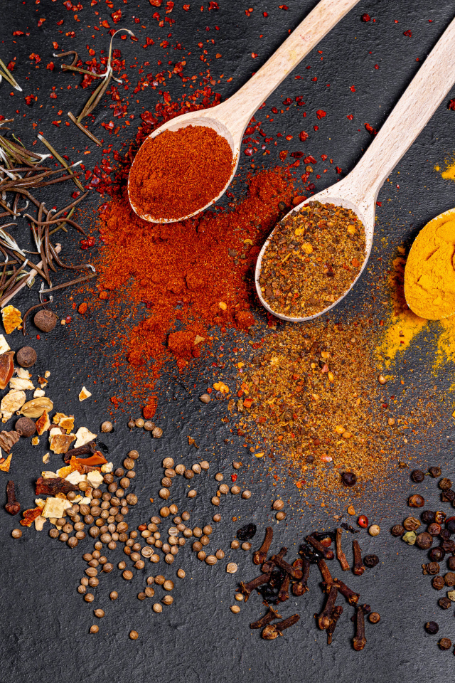 Ароматные специи на серой поверхности 