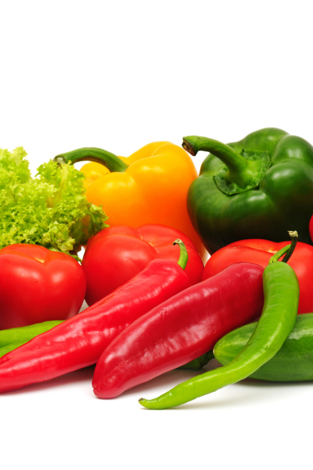 Свежий болгарский перец, помидоры, огурец, лук и листья салата на белом фоне