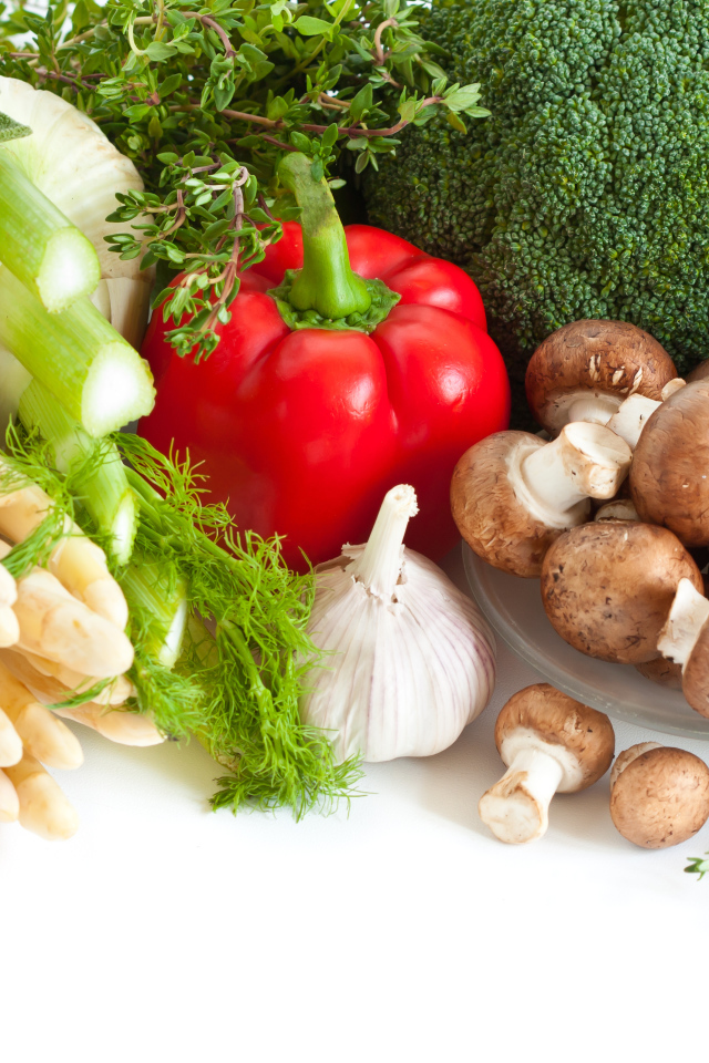 Свежие овощи с грибами на белом фоне