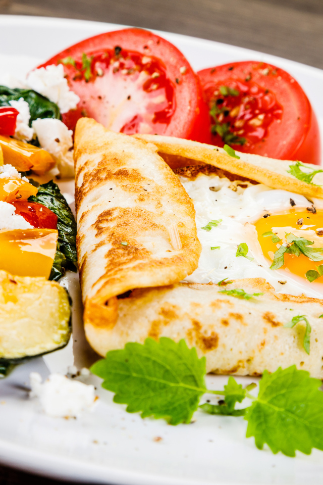 Яичница в лаваше на тарелке с салатом