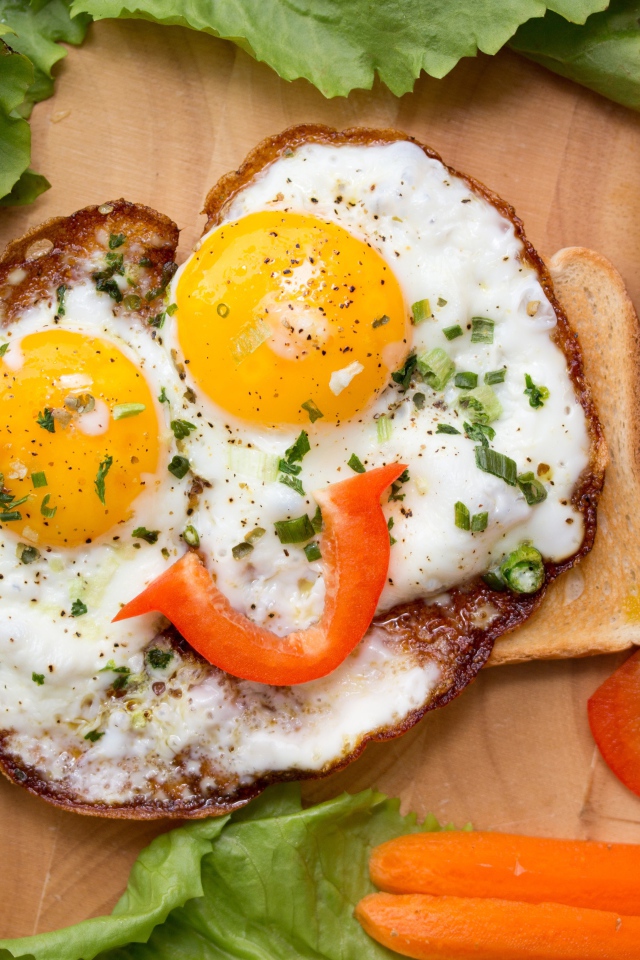 Яичница глазунья на тостах с болгарским перцем