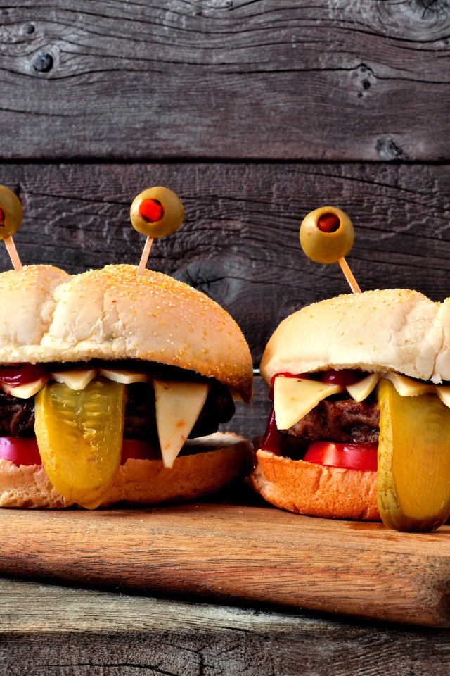 Смешные гамбургеры на разделочной доске