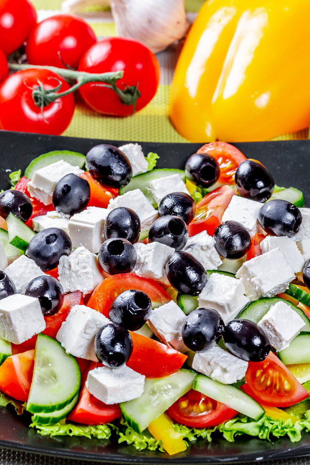 Греческий салат на столе со свежими овощами 
