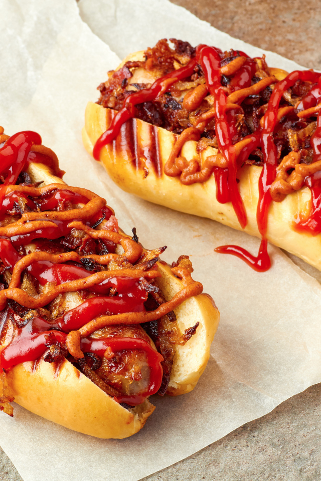 Хотдоги на гриле с сосисками и соусом