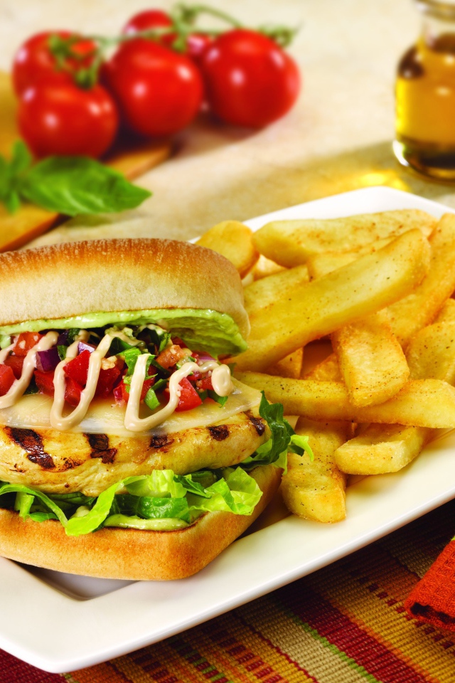 Гамбургер на тарелке с картофелем фри 