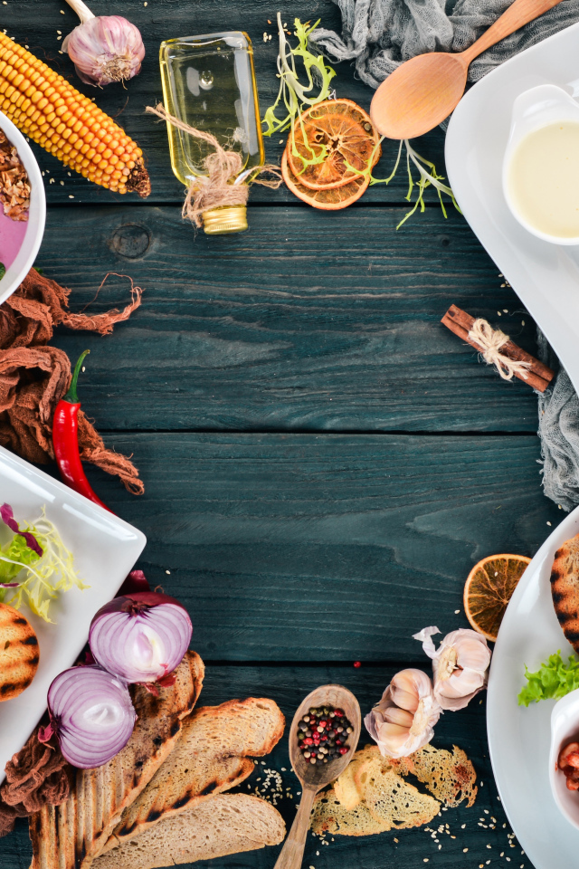 Сытный завтрак на столе со специями 