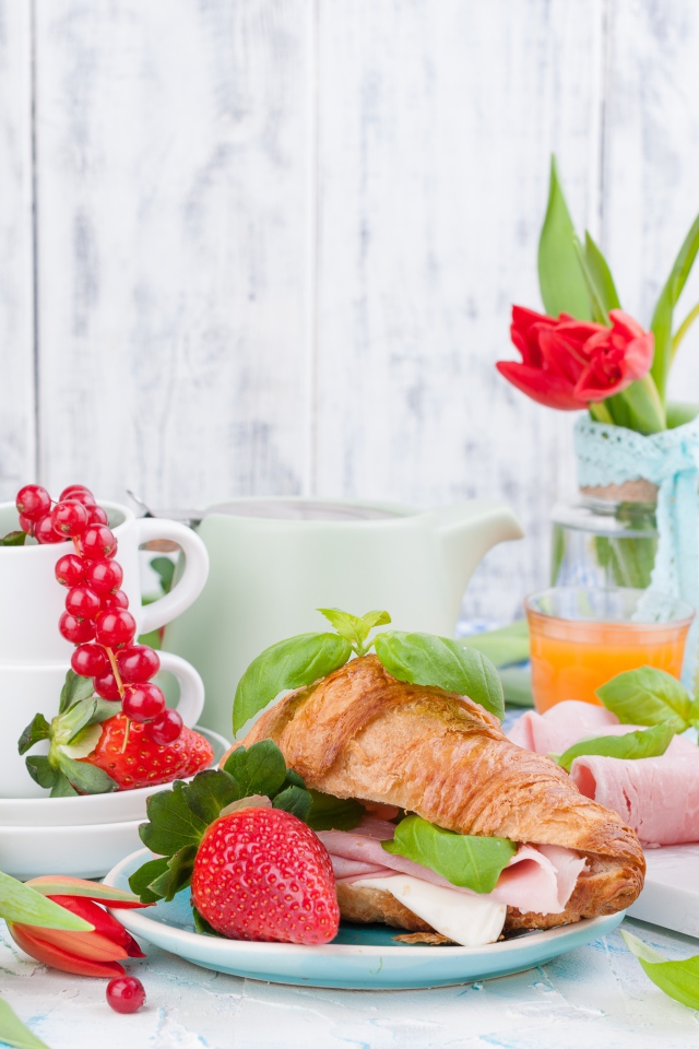 Сытный завтрак на столе с цветами тюльпана