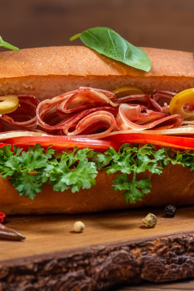 Хот дог с ветчиной, помидорами и листьями петрушки