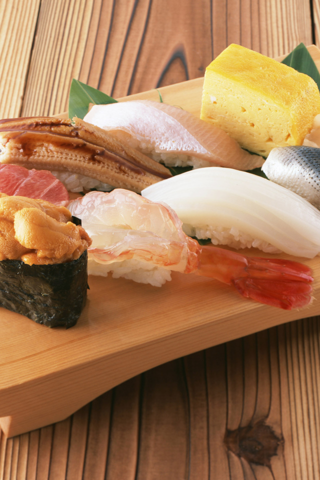 Японское блюдо на деревянной доске