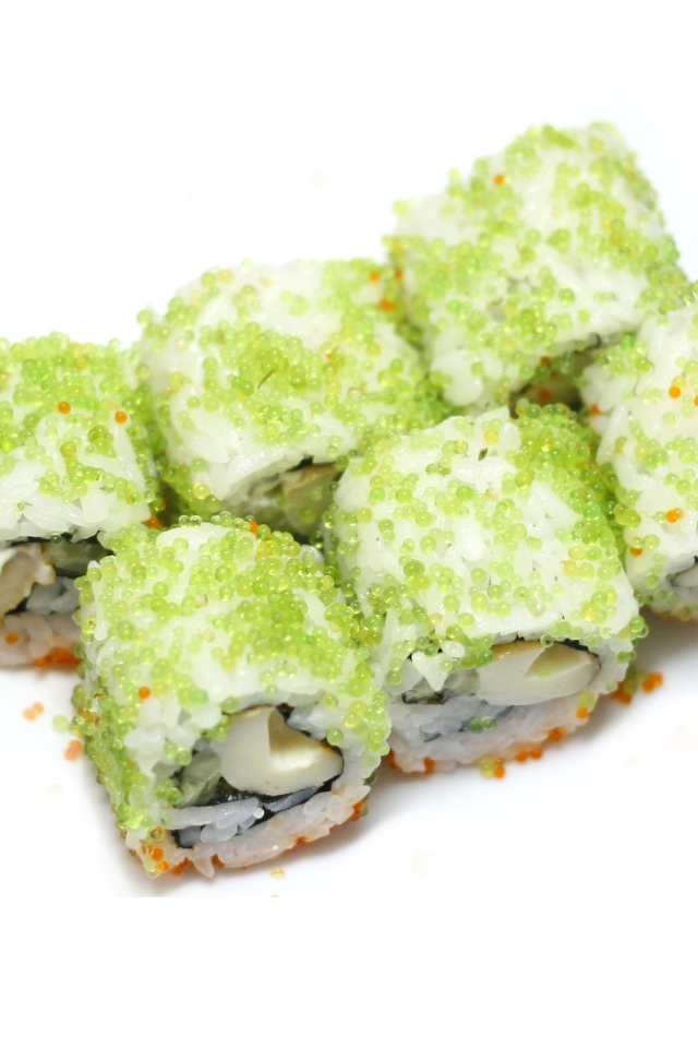 Японские суши с икрой на белом фоне 