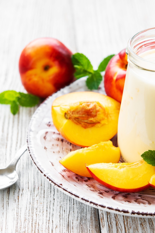 Кефир в банке на столе с нектарином