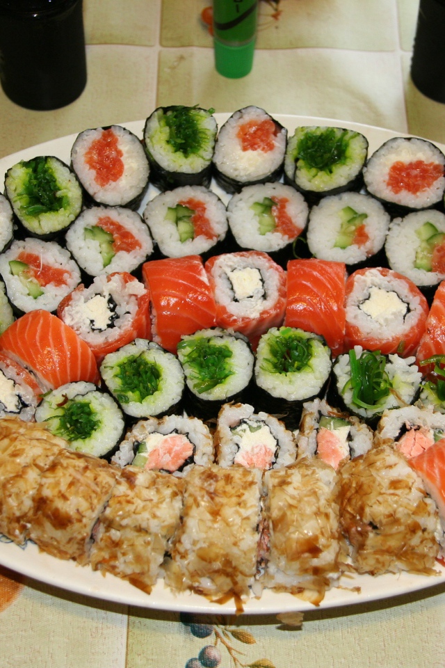 Много видов суши на большой тарелке на столе