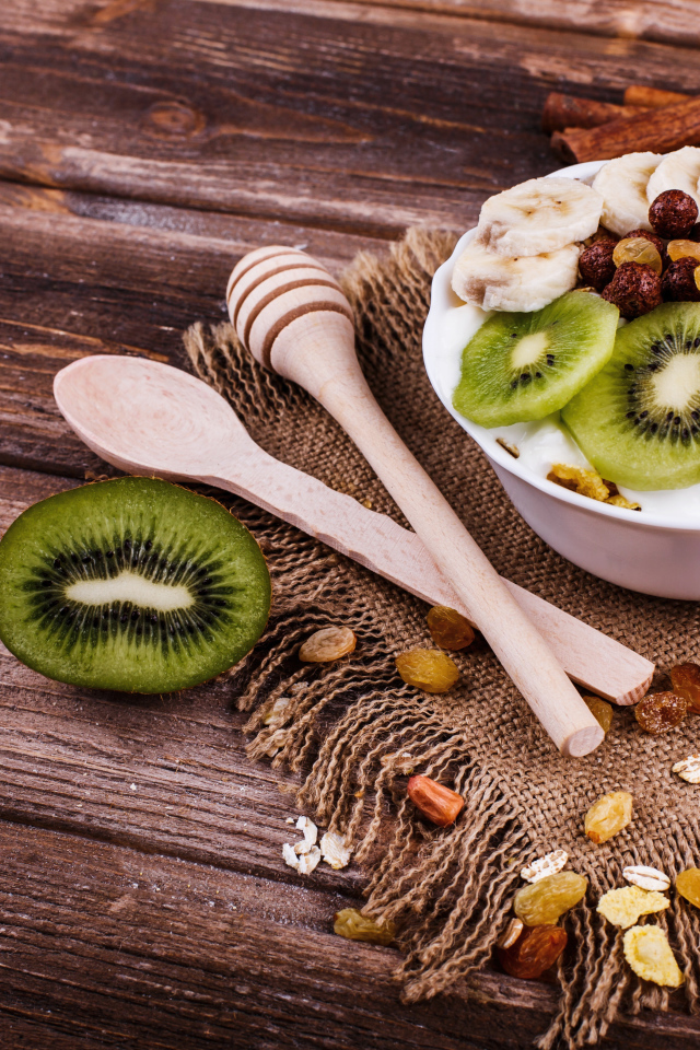 Мюсли с бананами и киви на столе 