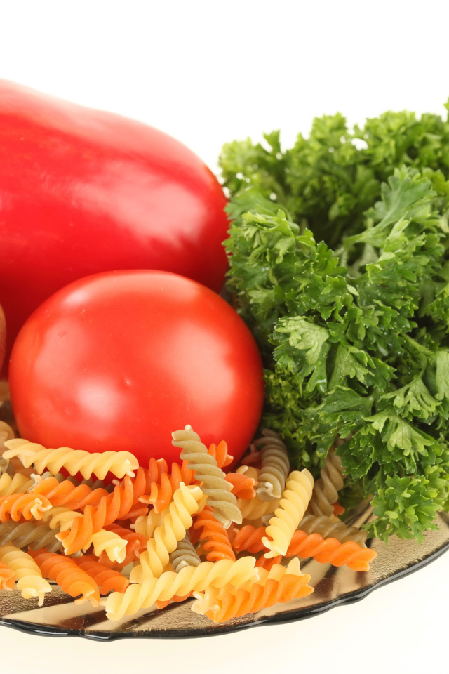 Тарелка с макаронами, красным перцем, помидором, шампиньоном и зеленью петрушки
