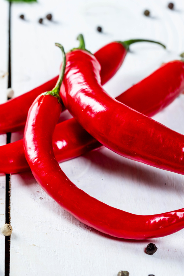 Стручки красного острого перца на столе