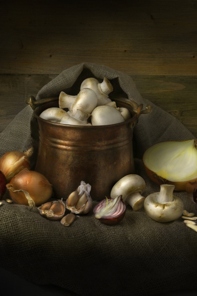 Картофель, лук, чеснок и шампиньоны на столе