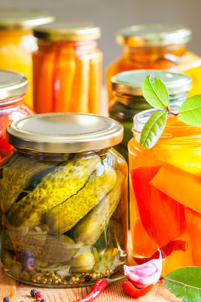 Консервация в стеклянных банках на столе со специями
