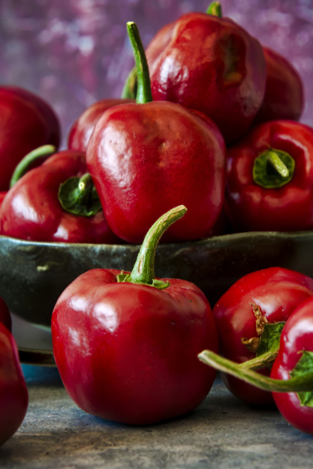 Красный болгарский перец на столе