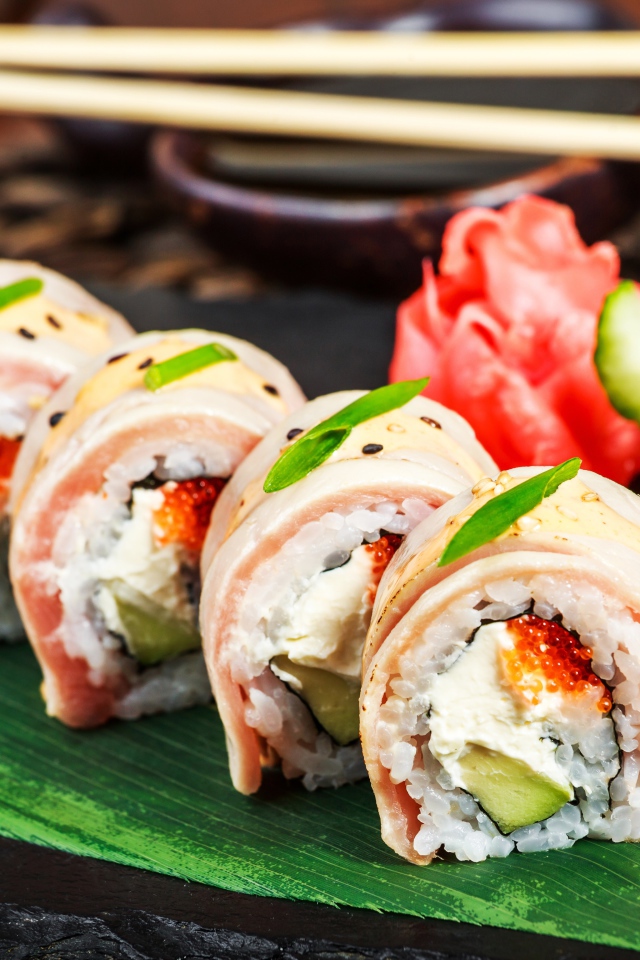 Роллы на тарелке с имбирем и соусом васаби