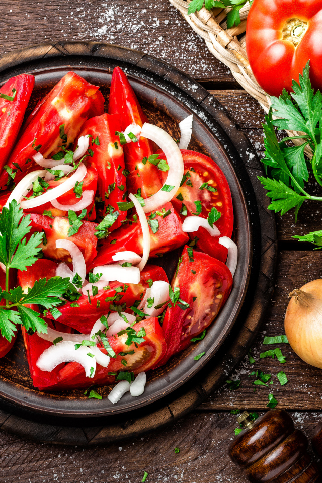 Салат из красных помидор с луком и петрушкой 