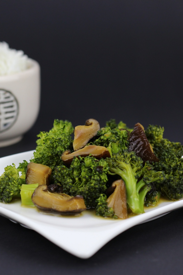 Салат с брокколи и грибами на сером фоне с рисом