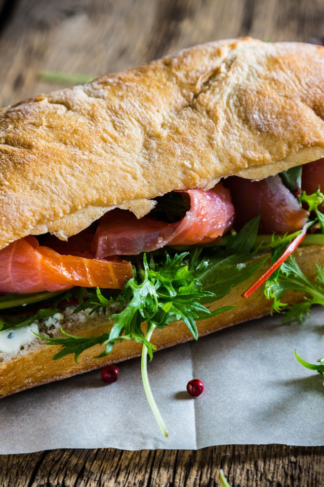 Сендвич с зеленью и красной рыбой 