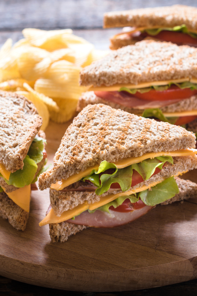 Сэндвичи на деревянной доске с оливками