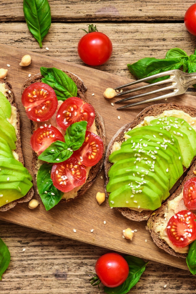 Бутерброды с овощами на деревянной доске 