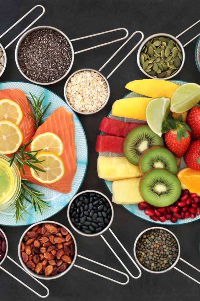 Семена, рыба, ягоды и фрукты на столе вид сверху