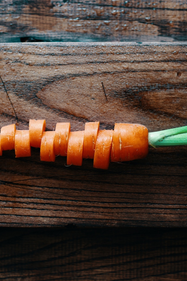 Нарезанная морковь на деревянной доске