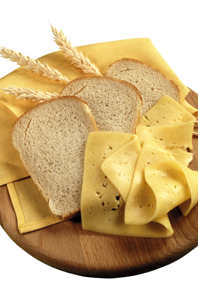 Куски хлеба на разделочной доске с сыром 