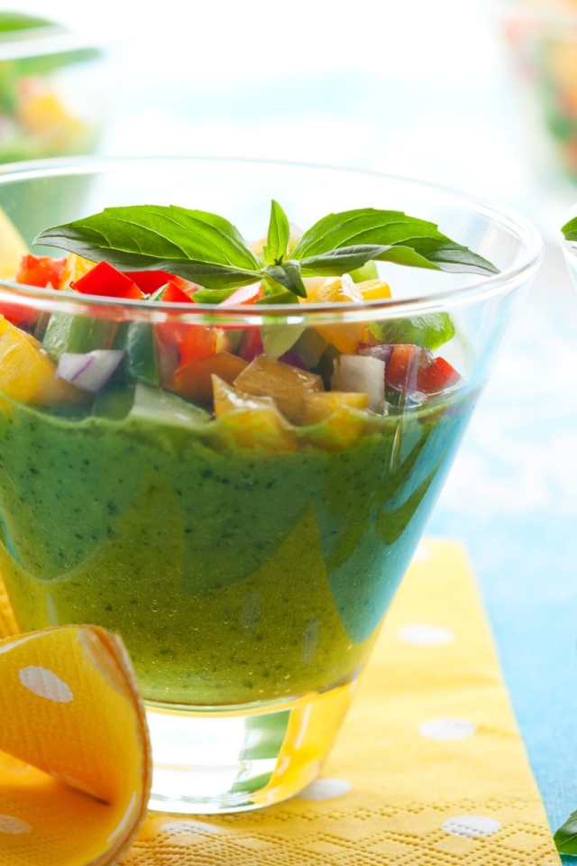 Смузи с овощами в стаканах на столе