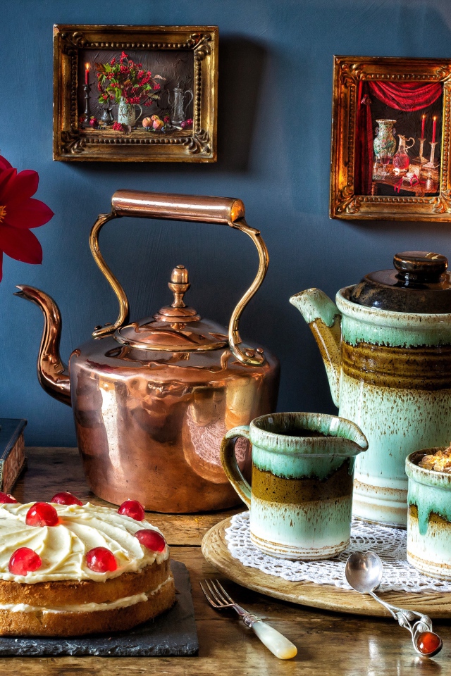 Натюрморт на столе с керосиновой лампой 