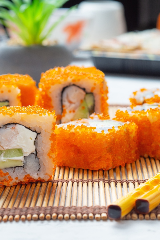 Суши с икрой на салфетке с палочками