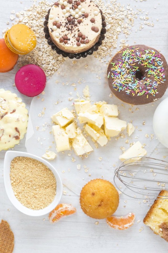 Сладости на столе с молоком и чашкой кофе