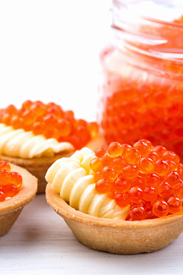 Тарталетки с сыром и красной икрой на столе