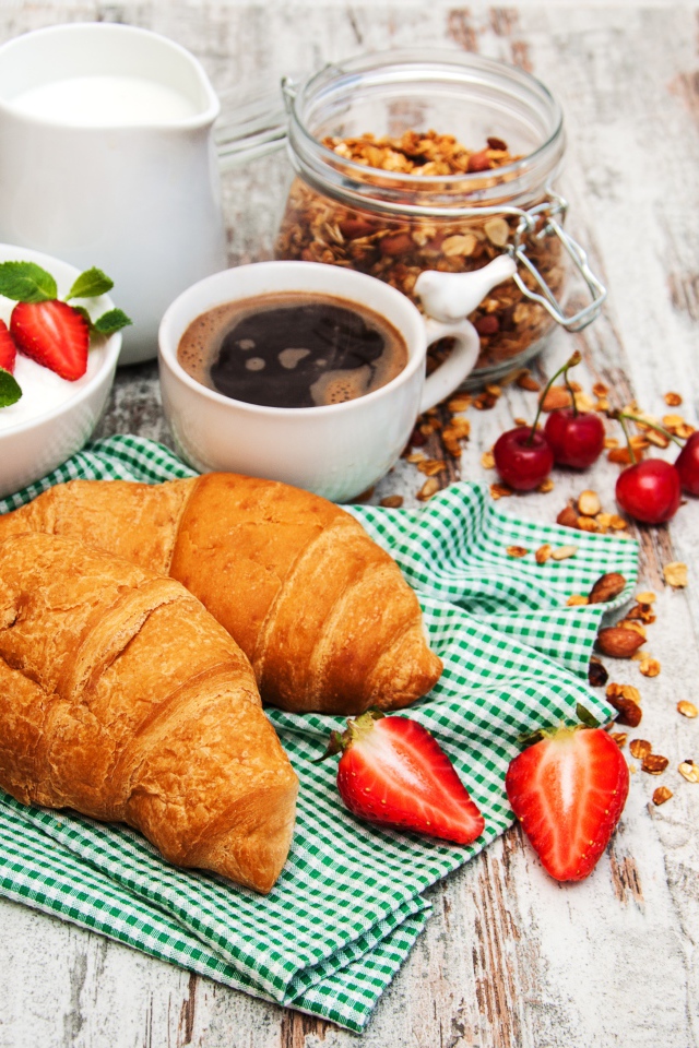 Вкусный завтрак со свежими круассанами на столе