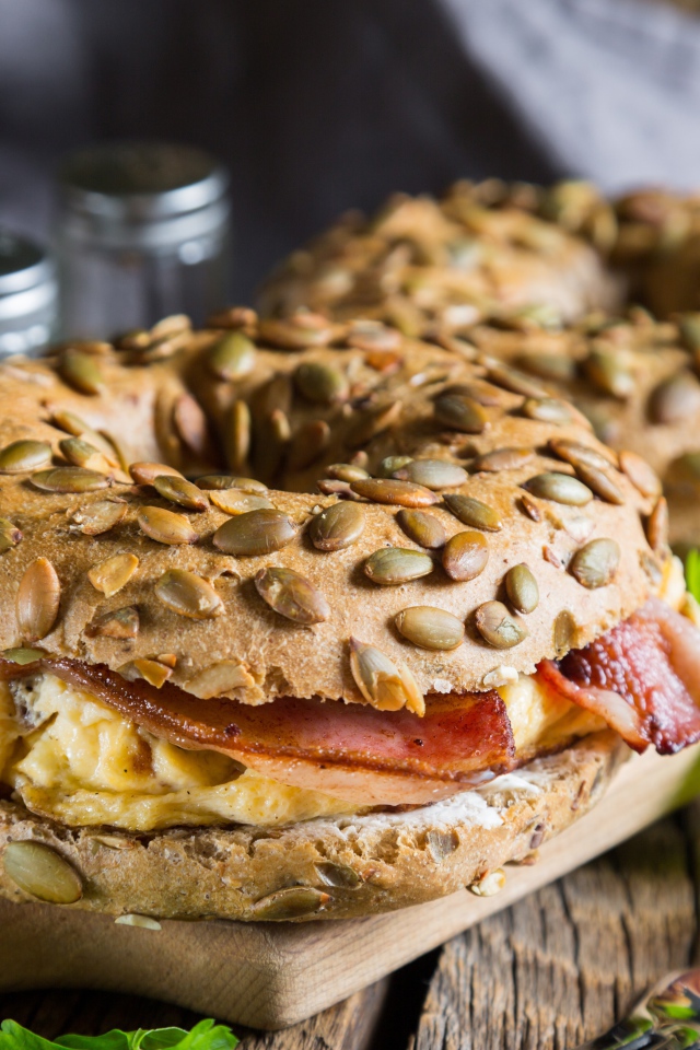 Два гамбургера с мясом и булочкой