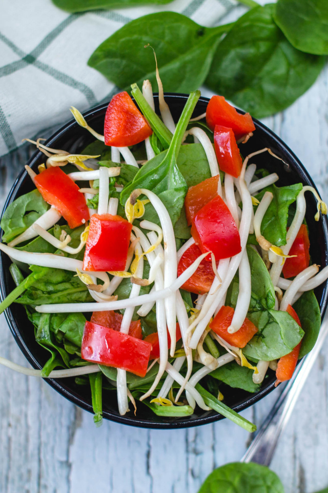 Овощной салат в миске на столе с вилкой