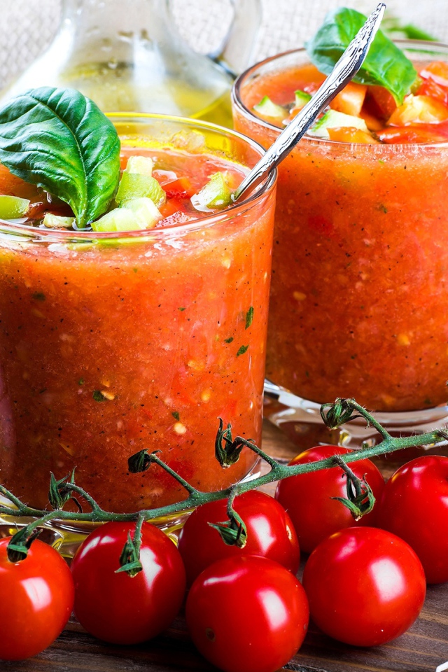 Овощные смузи в стаканах на столе с овощами 