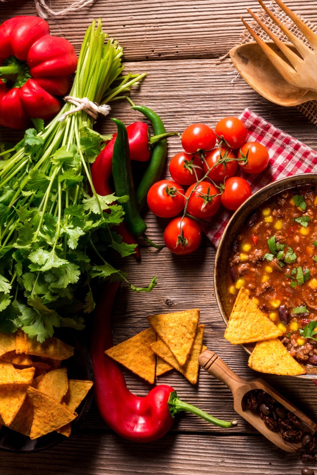 Овощной суп на столе с овощами и зеленью 