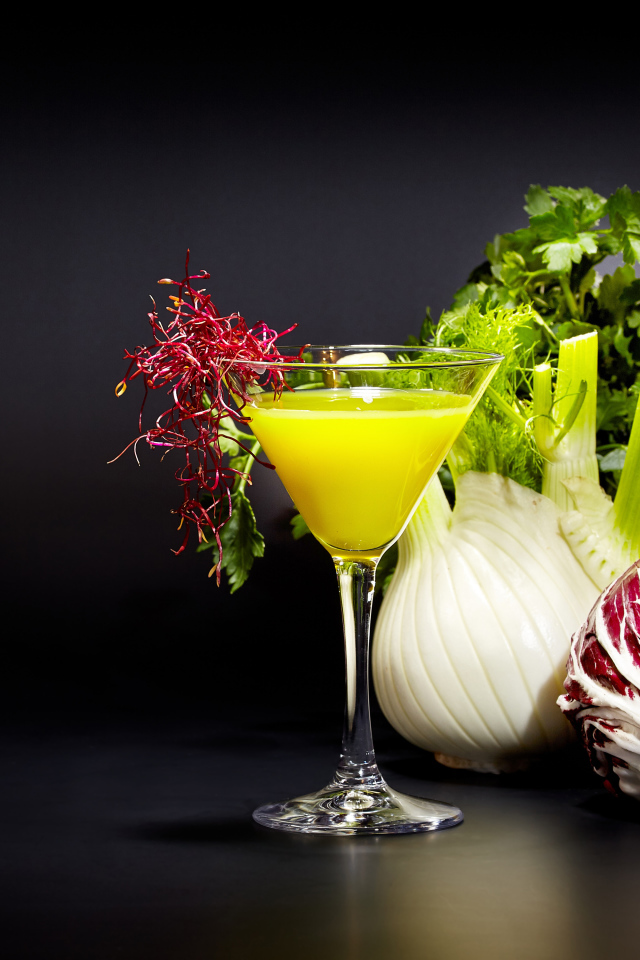 Овощи с зеленью на сером фоне с коктейлем 