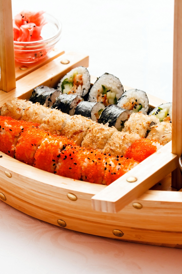 Деревянный корабль с суши, соусом и имбирем