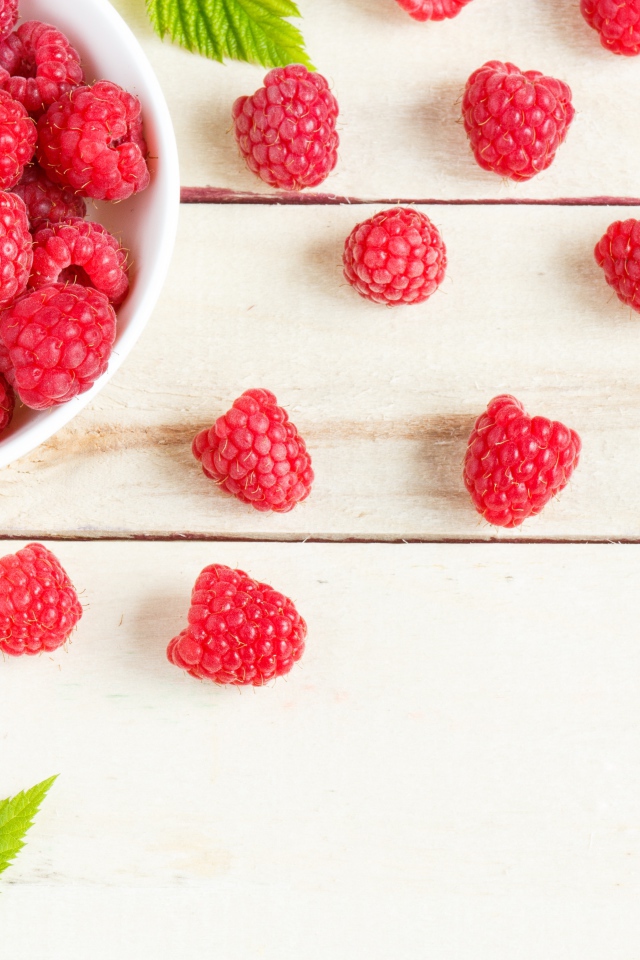 Аппетитные сочные красные ягоды спелой малины