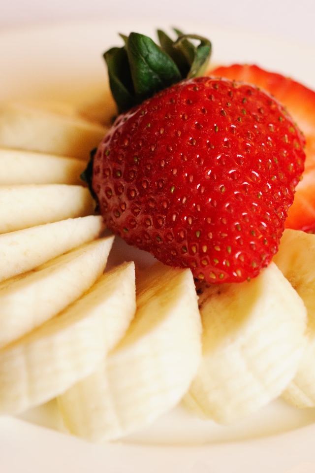 Бананы кусочками с ягодой клубники 