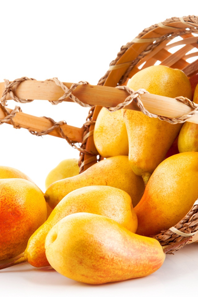 Красивые аппетитные желтые груши в корзине на белом фоне